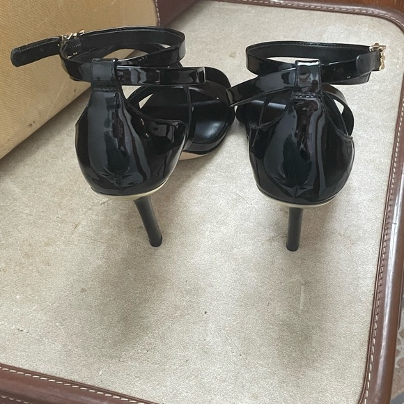 NWT Michael Kors Women’s “Astrid” Sandal in Patent Leather w/Gold Heal Size 9.5 - Picture 7 of 12